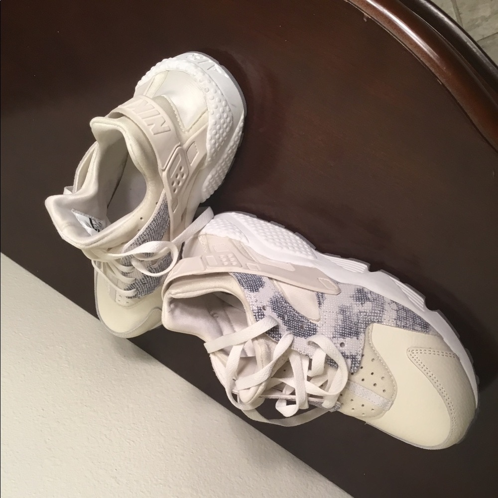 Nike AIR‎ HUARACHE SIZE 9 US